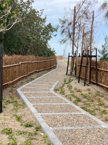 官網-鳳坑沙灣二期完工照，圖為定砂竹圍籬與步道。 (2)