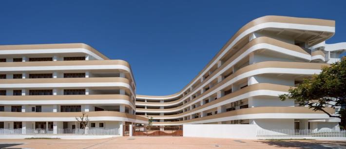 新竹縣竹北市文中二校舍興建工程,榮獲第26屆國家建築金獎「公共建設優質獎」及「規劃設計類首獎」雙項大獎肯定。 新竹縣竹北市文中二校舍興建工程,榮獲第26屆國家建築金獎「公共建設優質獎」及「規劃設計類首獎」雙項大獎肯定。