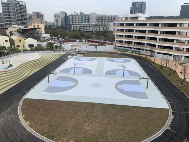 新竹縣竹北市文中二校舍興建工程，榮獲第26屆國家建築金獎「公共建設優質獎」及「規劃設計類首獎」雙項大獎肯定，圖為學校操場。