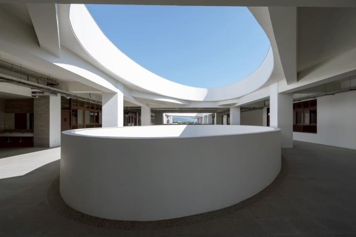 新竹縣竹北市文中二校舍興建工程，榮獲第26屆國家建築金獎「公共建設優質獎」及「規劃設計類首獎」雙項大獎肯定。 (2)