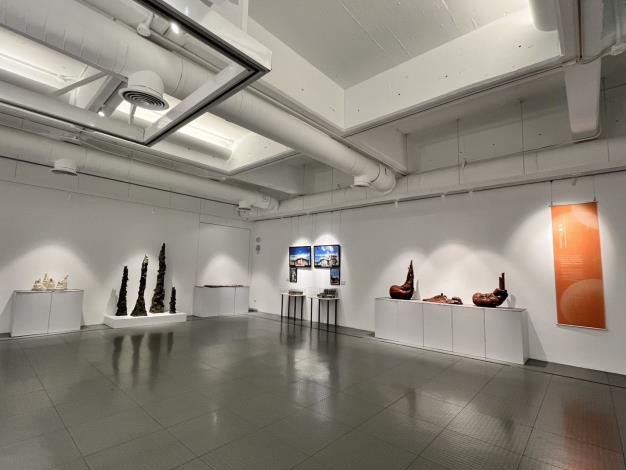 「明日之所 第十屆北臺八縣市藝術家聯展」即日起至2月22日，於新竹縣政府文化局美術館101-102展廳登場2