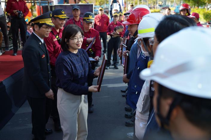 官網-秘書長李安妤向參與單位頒發感謝狀.JPG