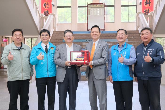 官網-楊縣長回贈感謝狀及救護車模型.JPG