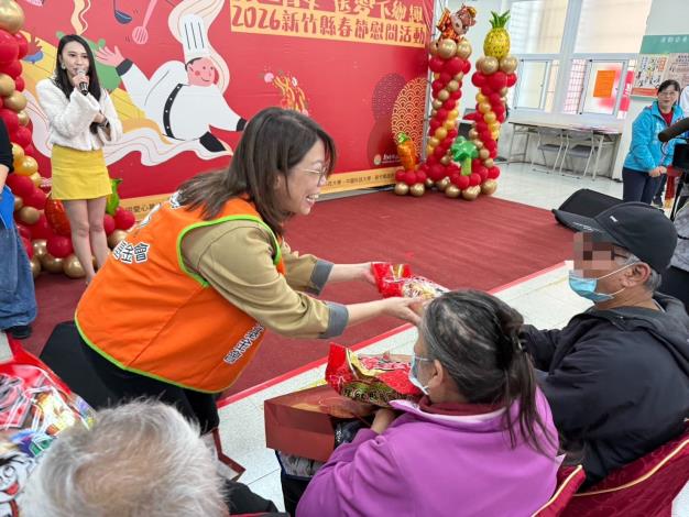 旺旺基金會蔡紹云董事長親自給予物資