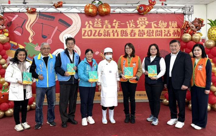 現場展現廚藝的廚師徐秀娥也贈書給到場來賓