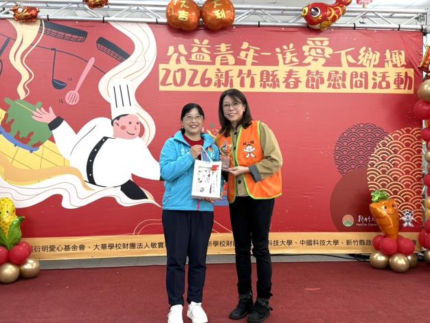 社會處長陳欣怡(左)代表感謝蔡衍明愛心基金會董事長蔡紹云(右)的支持