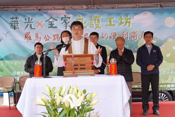 徐森義神父董事長用天主教儀式祈福DSC01670.JPG