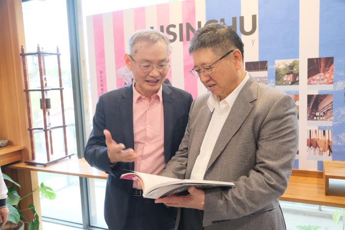官網-楊文科縣長與鴻梅文創董事長陳添順一同翻閱《d design travel HSINCHU》中英旅遊書.JPG