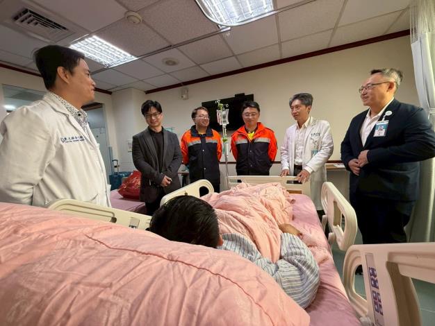 新竹縣政府消防局於16日由緊急救護科科長李浩銘率隊，偕同當日出勤的光明高級救護分隊兩名高級救護技術員李均祈、許嘉雄前往醫院探視患者。