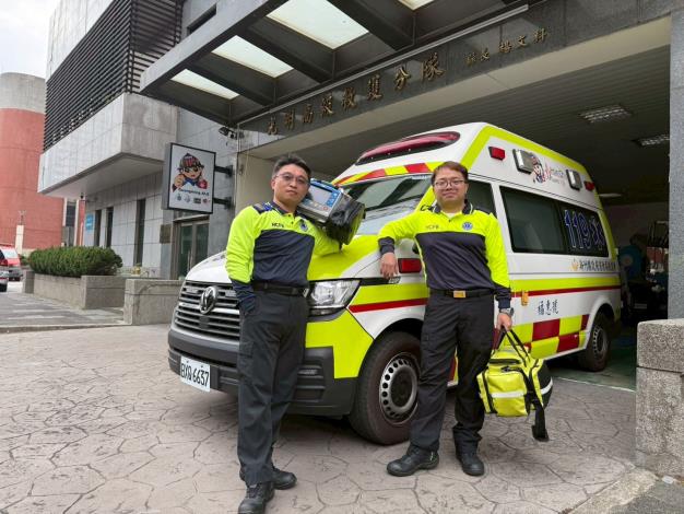 本次出勤人員為光明高級救護分隊小隊長李均祈（左）以及許嘉雄