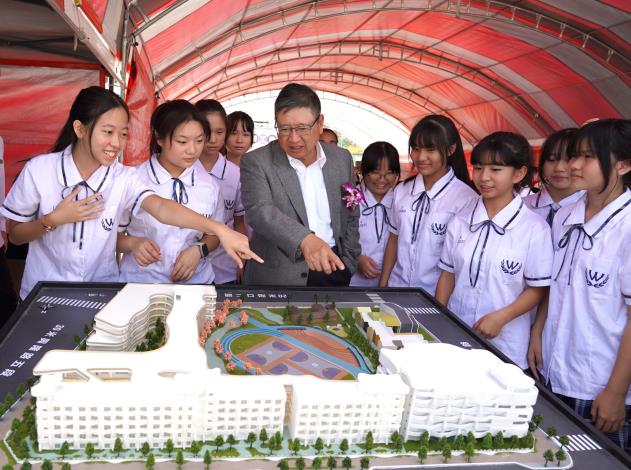 縣長楊文科堅持教育預算翻倍成長，優化資源進入校園.JPG