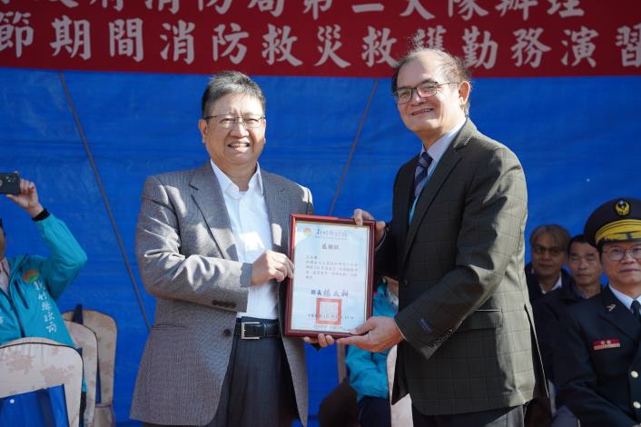官網-新竹縣長楊文科頒發感謝狀，由工研院副院長胡竹生受贈.JPG