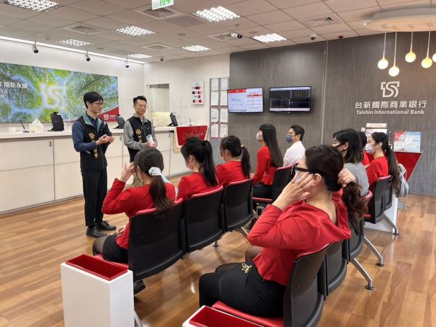 警前往銀行進行攔阻宣導