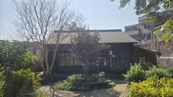 大墩山休閒農業區山茶花(圖中)