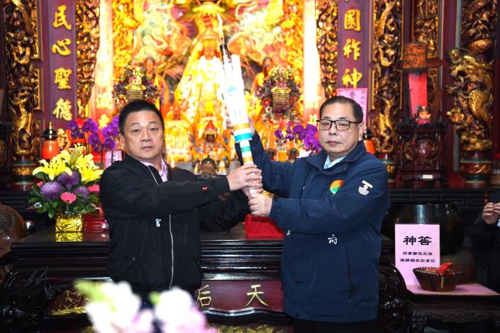 官網DSC06093新竹縣副縣長陳見賢(右)點燃聖火.JPG
