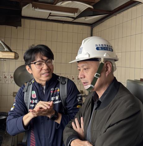 官網-社工督導王顥(左)、昌禾營建機構總經理暨公會理事長楊勝翔(右)一同前往弱勢家庭勘查現況
