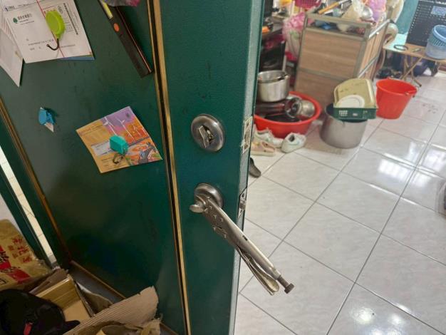 官網-個案家中廚房設備與大門門鎖嚴重毀損，卻因經濟窘迫無力修繕，長期存在居住安全風險。