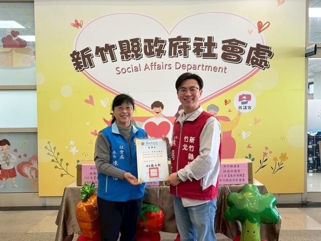 官網-新竹縣政府社會處長陳欣怡(左)代表頒贈感謝狀給林禹佑議員(右)