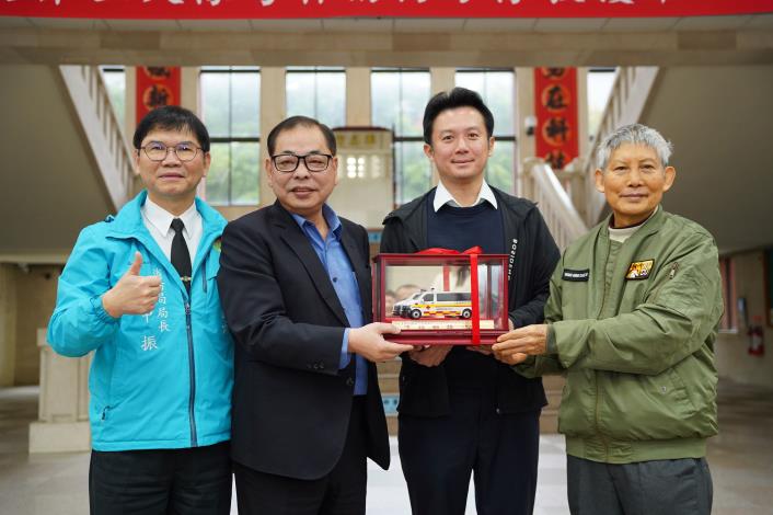 官網-新竹縣副縣長陳見賢(左2)代表回贈模型車.JPG