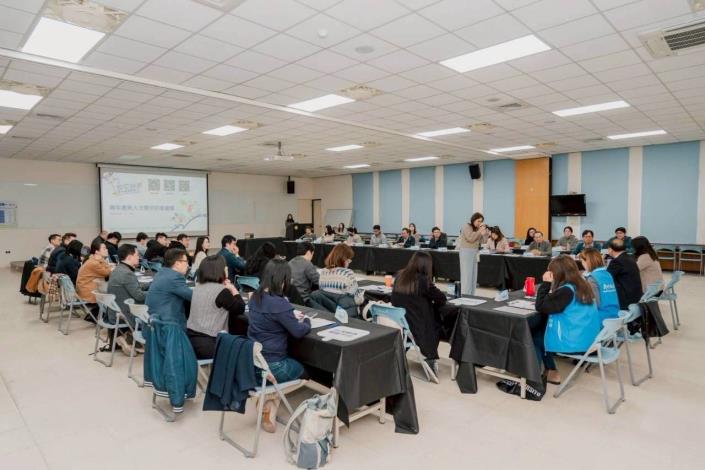 官網-研商會議中，企業代表與大專院校一致肯定「專題實習」是縮短學用落差的關鍵