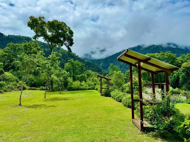 官網-鹿林濤營地面積約5230平方公尺，規劃18帳草地或木棧營位，提供民眾安全、合法且親近自然的露營體驗，成為縣內第8家合法露營場