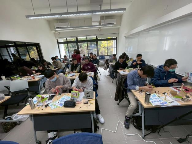 官網-新竹縣政府與清華大學合作開設半導體師資培訓課程，吸引許多教師利用寒假時間參與。4