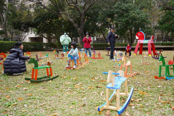 官網-大草坪設置的「文化 30‧馬兒一起跑」，象徵文化局30年來持續前進的力量，歡迎民眾一同尋找「屬於自己那一年」的馬兒。.JPG