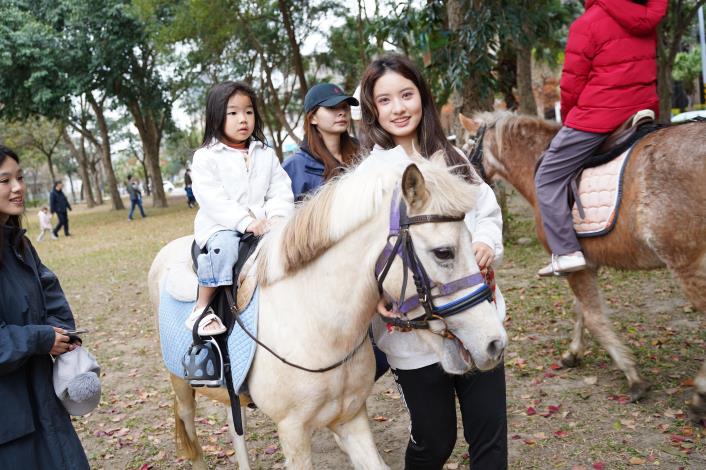 官網-大小朋友開心體驗騎馬.JPG