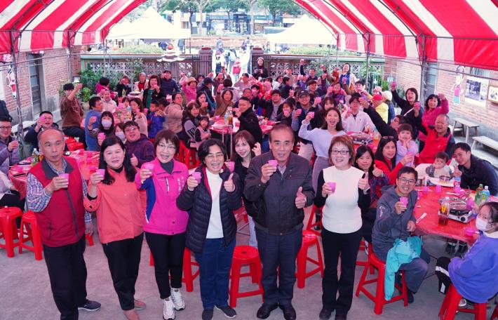 官網-副縣長徐元棟也到場與參加開春宴辦桌民眾一同舉杯宣告活動正式啟動。.JPG