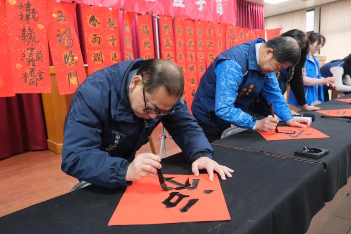 官網-副縣長陳見賢、新竹縣總工會理事長陳福俊與多位書法名家共同開筆，揮毫寫下「馬到幸福，宜居竹縣」.JPG
