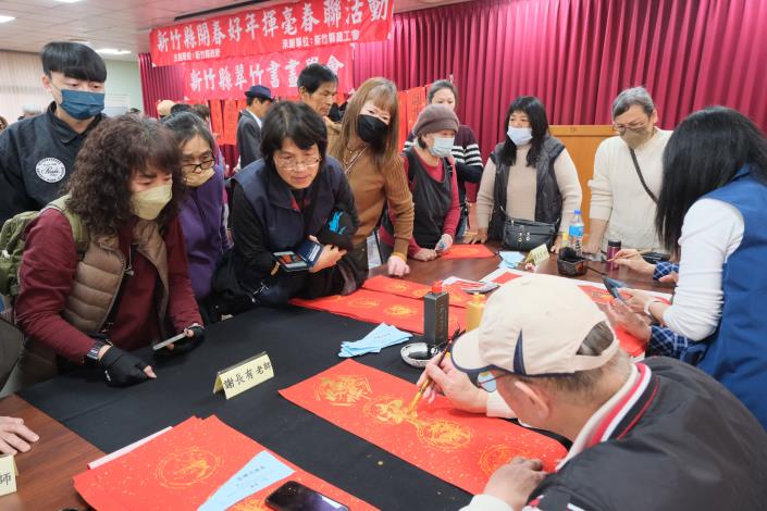 官網-現場邀請多名書法家揮毫贈馬年春聯.JPG