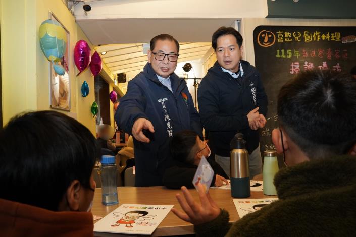 官網-新竹縣副縣長陳見賢與新竹市副市長邱臣遠與現場孩子互動
