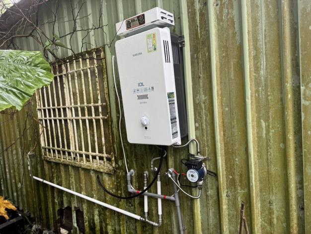 官網-橫山區社會福利服務中心與民間志工團體整理許爺爺的居住環境，幫忙安裝熱水器。