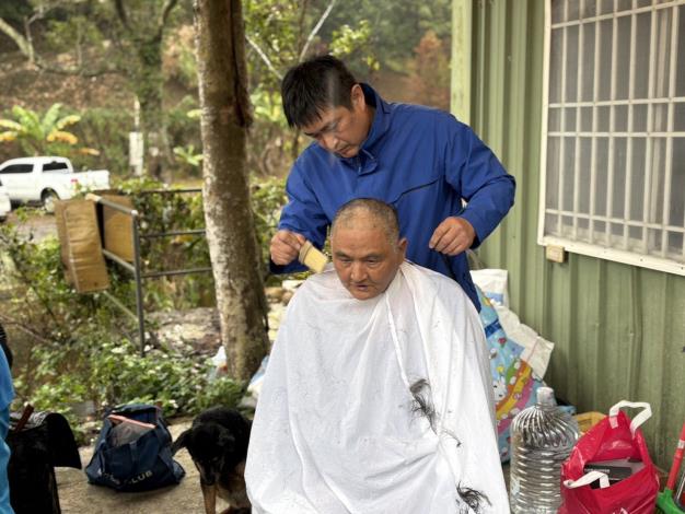 官網-橫山區社會福利服務中心與民間志工團體協助許爺爺理髮