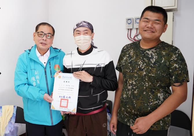 官網-副縣長陳見賢頒發感謝狀給義剪志工 (2).JPG