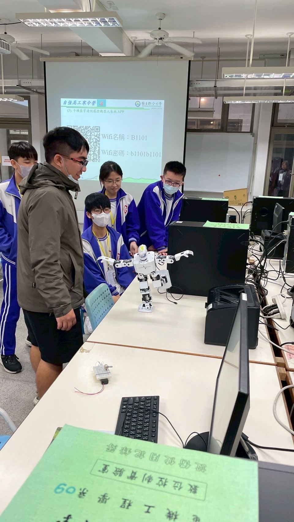 學生在進行二足機器人平衡測試