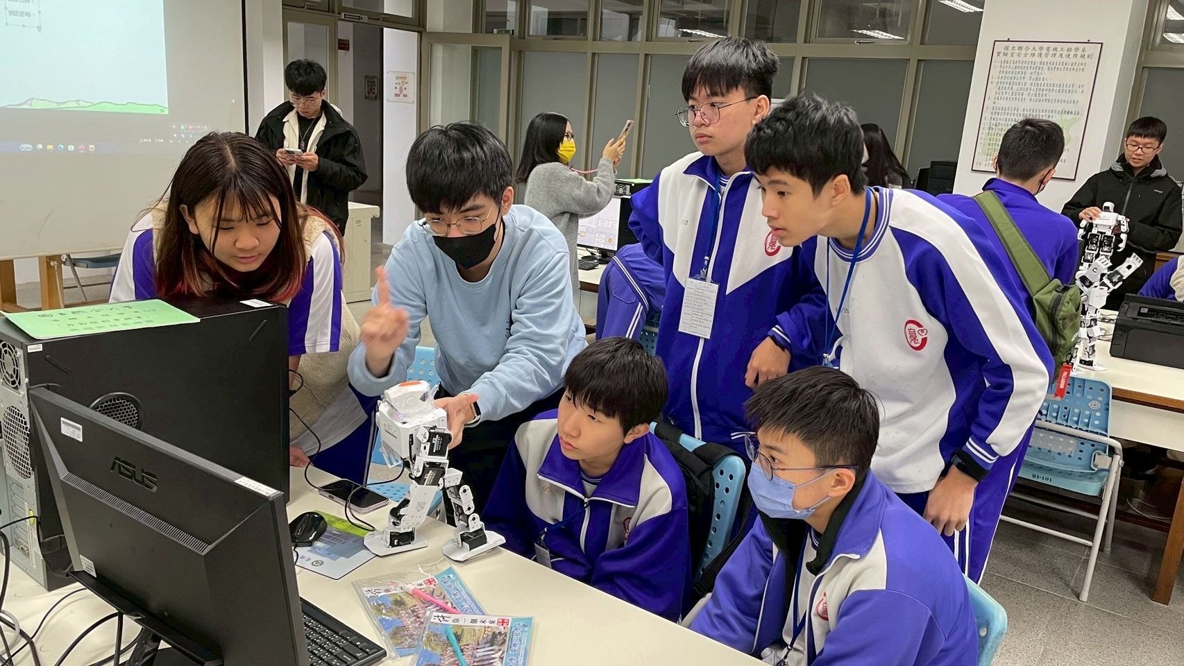 電機系助教協助學生進行機器人與電腦連線的設定