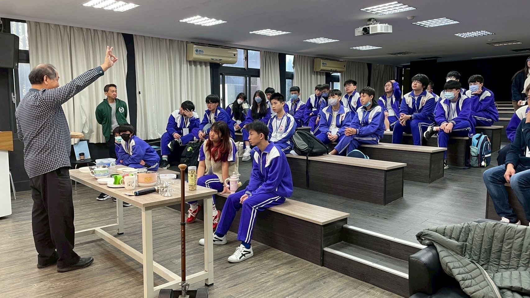 聯合大學工業設計系徐義權教授以實際創意發明產品講解STEAM的精神