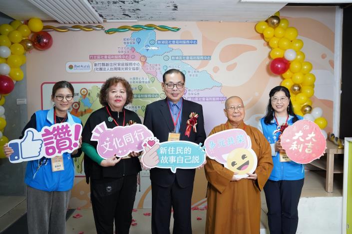 官網-(左起)社會處長陳欣怡、社團法人台灣陽光婦女協會理事長沈瑞鳳、副縣長陳見賢、社團法人台灣迎曦家庭發展協會理事長釋常菁、社會處副處長解佩芳向新住民朋友賀年.JPG