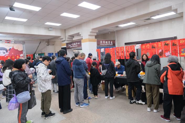 官網-「馬上幸福迎豐年－115年竹縣春聯揮毫活動」，吸引大批民眾排隊索取.JPG