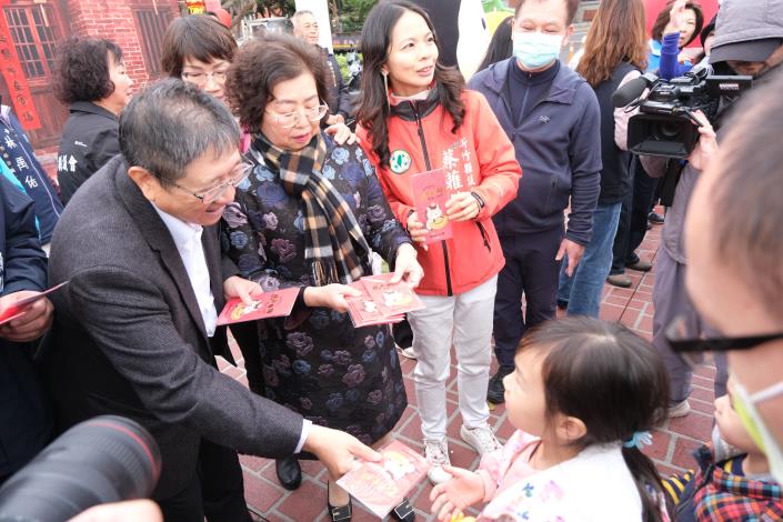 官網-縣長楊文科發紅包袋給現場民眾.JPG