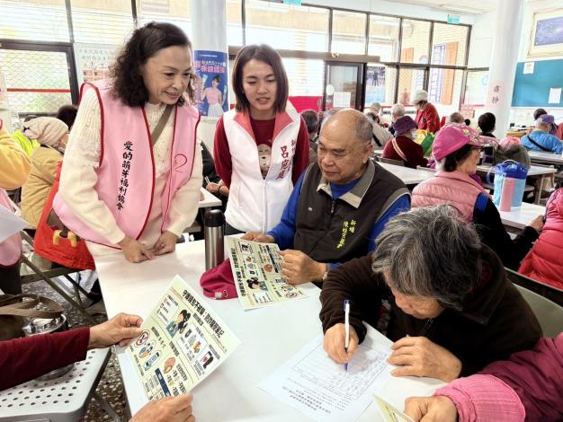 竹縣身障服務中心社工細心說明詐騙話術與因應方式，並強化「一聽、二掛、三查證」防詐口訣，協助身障者與年長者建立正確識詐觀念。