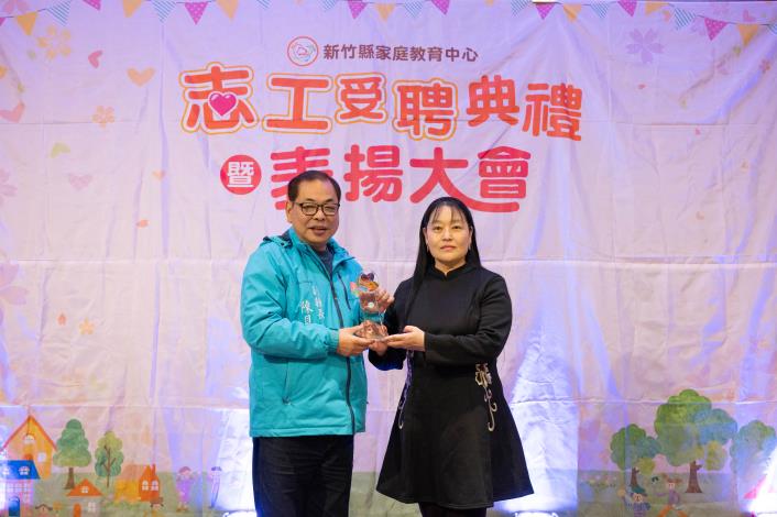 官網-新竹縣副縣長陳見賢(左)與教育部表揚推展家庭教育績優志工個人獎得主任蕙蘭(右)合影
