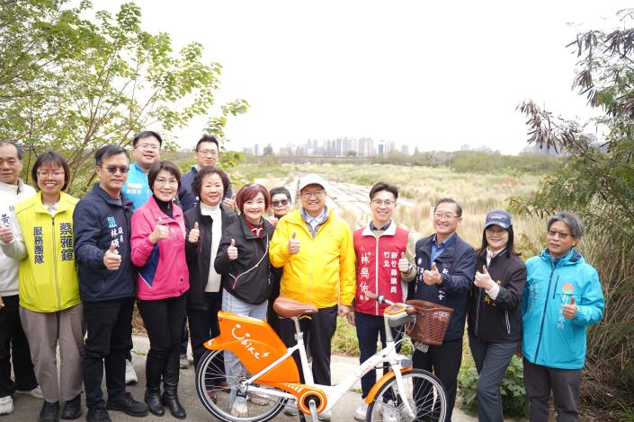 官網DSC07744新竹縣長楊文科(中黃衣)與多名議員9日一同體驗自行車道的魅力。.JPG