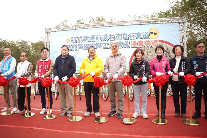 官網DSC07492新竹縣長楊文科（中黃衣者）為自行車道完工剪綵.JPG