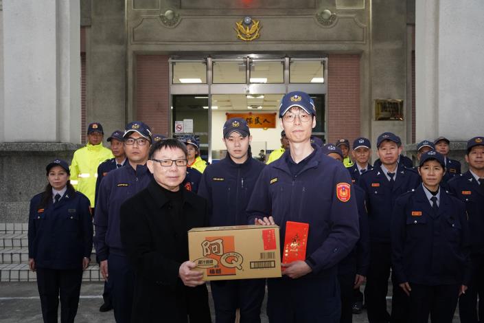 官網~張議長贈禮山崎派出所DSC01222_0