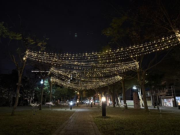 官網-新埔鎮「福馬迎春尞新埔」系列活動正式起跑，鎮公所周邊、公二公園及活動周邊街道地景藝術與街景燈飾同步亮相。(新埔鎮公所提供)