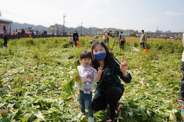 官網-新埔鎮公所今日辦理免費拔蘿蔔活動，宣布「福馬迎春尞新埔」系列活動正式起跑，祖孫滿載而歸。.JPG