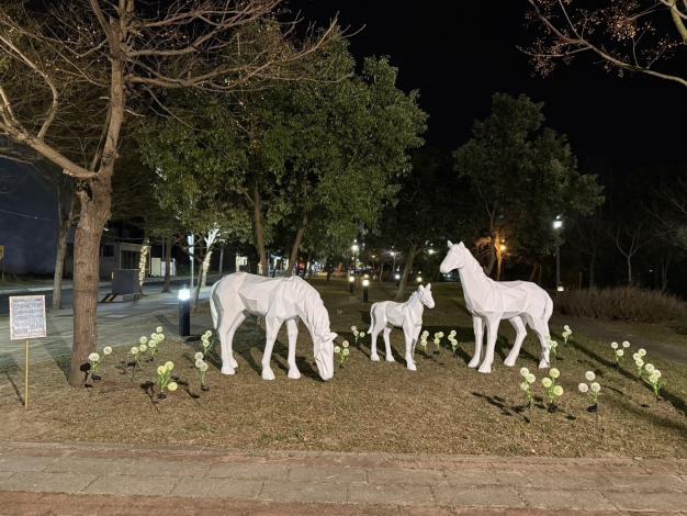 官網-新埔鎮「福馬迎春尞新埔」系列活動正式起跑，鎮公所周邊、公二公園及活動周邊街道地景藝術與街景燈飾同步亮相。(新埔鎮公所提供) (2)