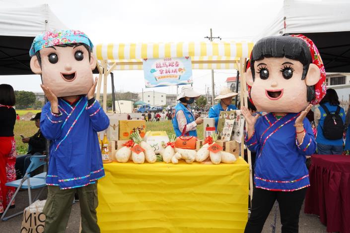 官網-「福馬迎春尞新埔」系列活動正式起跑，客家造型人偶吸引大小朋友合照。.JPG